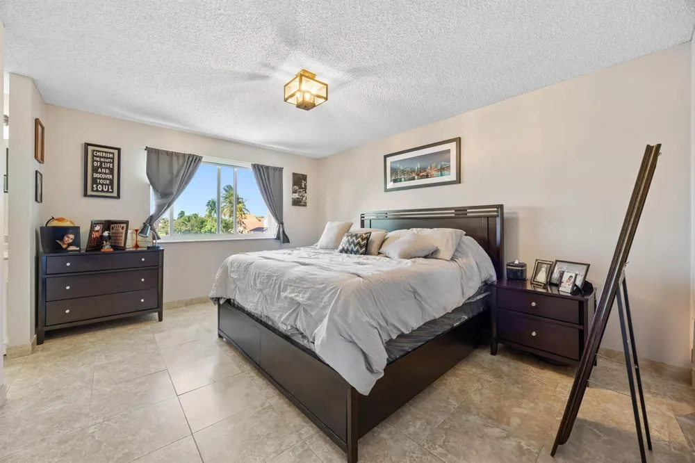940 SW 96TH AVENUE Pembroke Pines, FL 33025