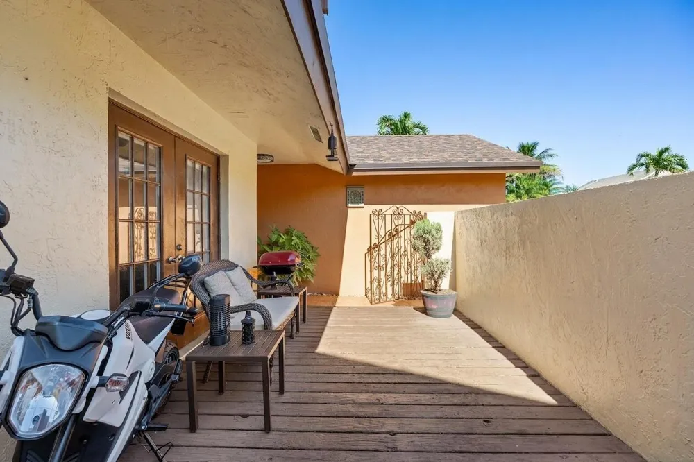 940 SW 96TH AVENUE Pembroke Pines, FL 33025