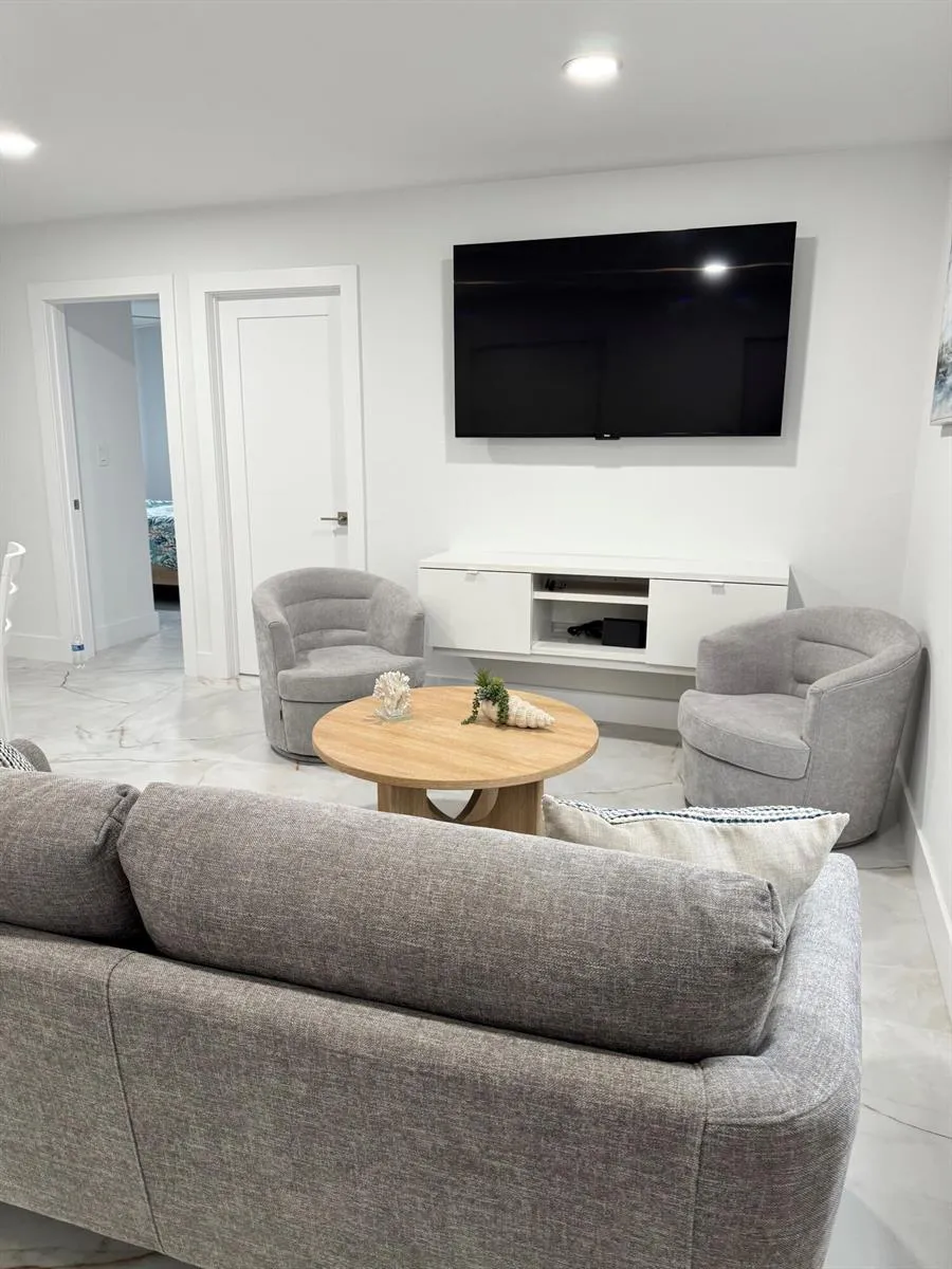 221 SE 11TH AVENUE #1 Pompano Beach, FL 33060
