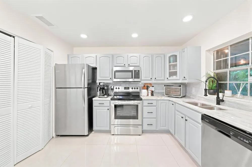8026 SW 20TH COURT Davie, FL 33324