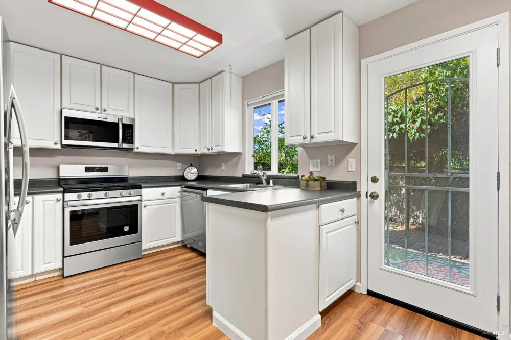 38 Meadowbrook Court Cotati, CA 94931