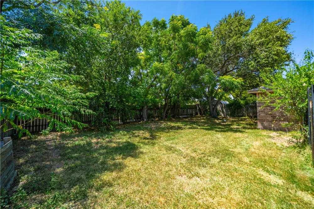 1809 Live Oak Drive Portland, TX 78374