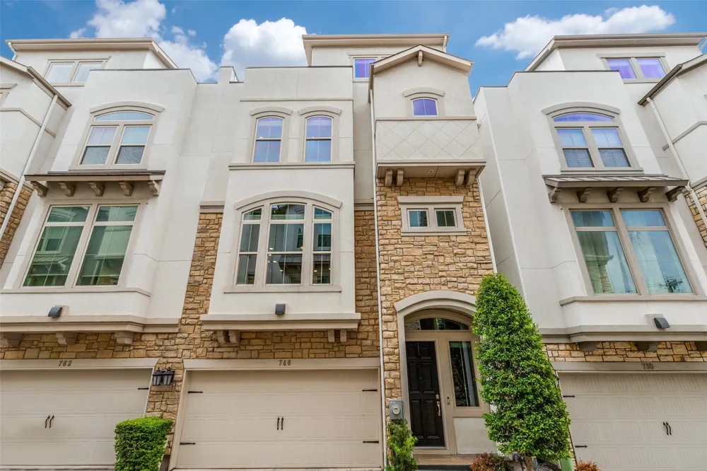 746 Spanish Oaks Place Dallas, TX 75204
