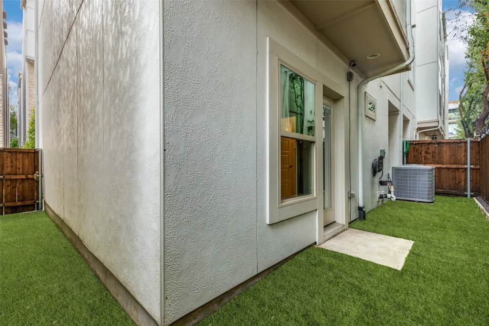 746 Spanish Oaks Place Dallas, TX 75204
