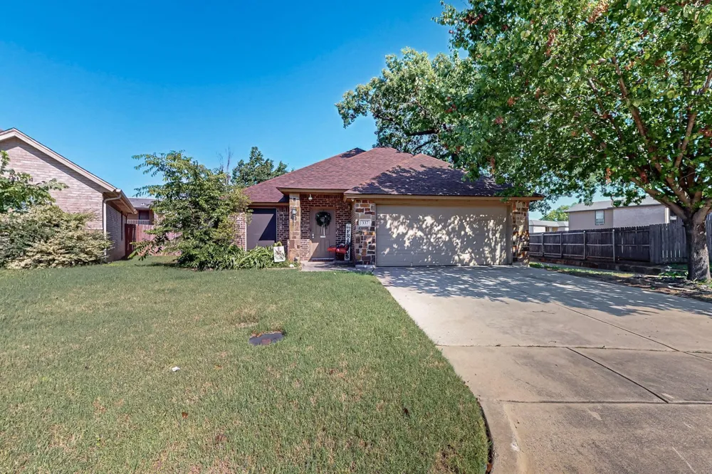 337 Grace Circle Hurst, TX 76053