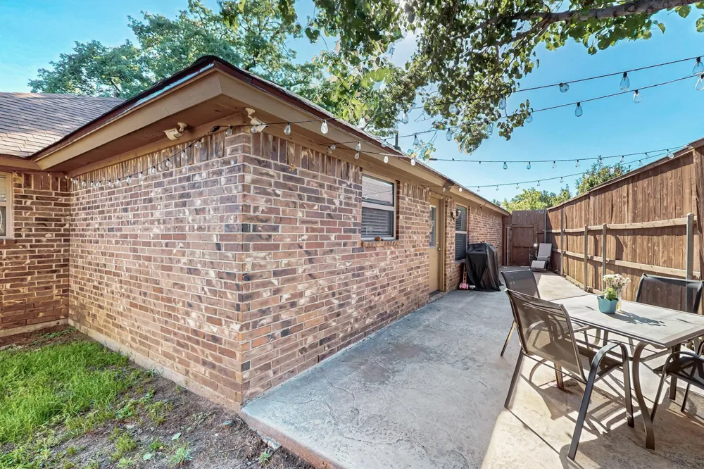 337 Grace Circle Hurst, TX 76053
