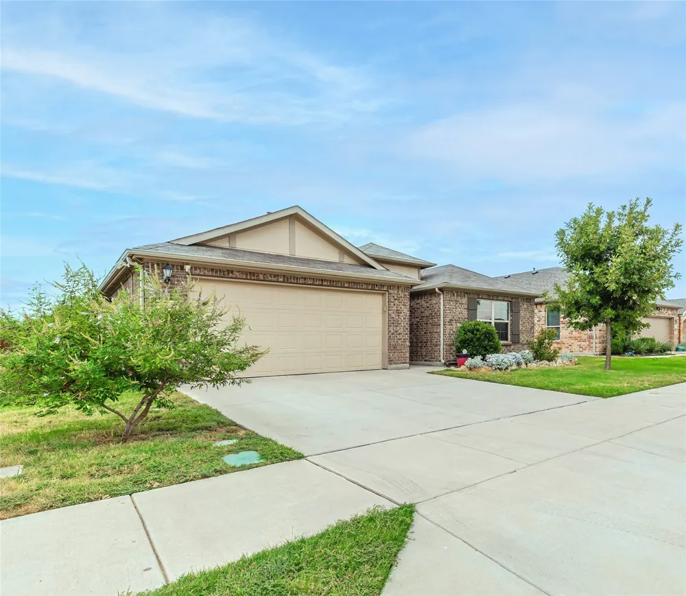 112 Plumed Thistle Drive Fort Worth, TX 76131