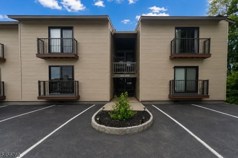 1513 Spruce Hills Dr Glen Gardner, NJ 08826