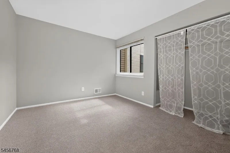1513 Spruce Hills Dr Glen Gardner, NJ 08826
