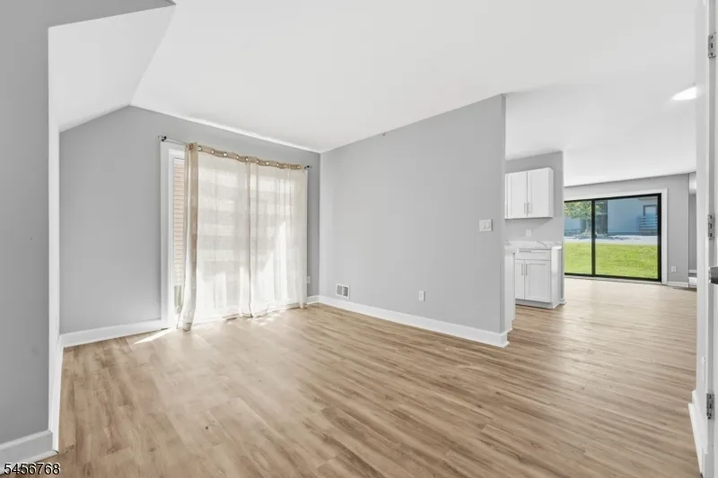 1513 Spruce Hills Dr Glen Gardner, NJ 08826