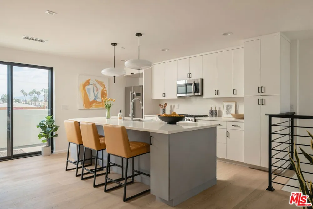 4136 Normal Avenue Los Angeles, CA 90029