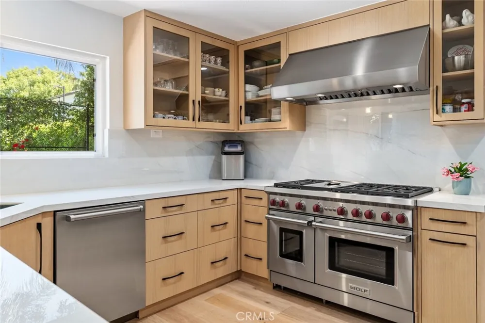 22955 Collins Woodland Hills, CA 91367