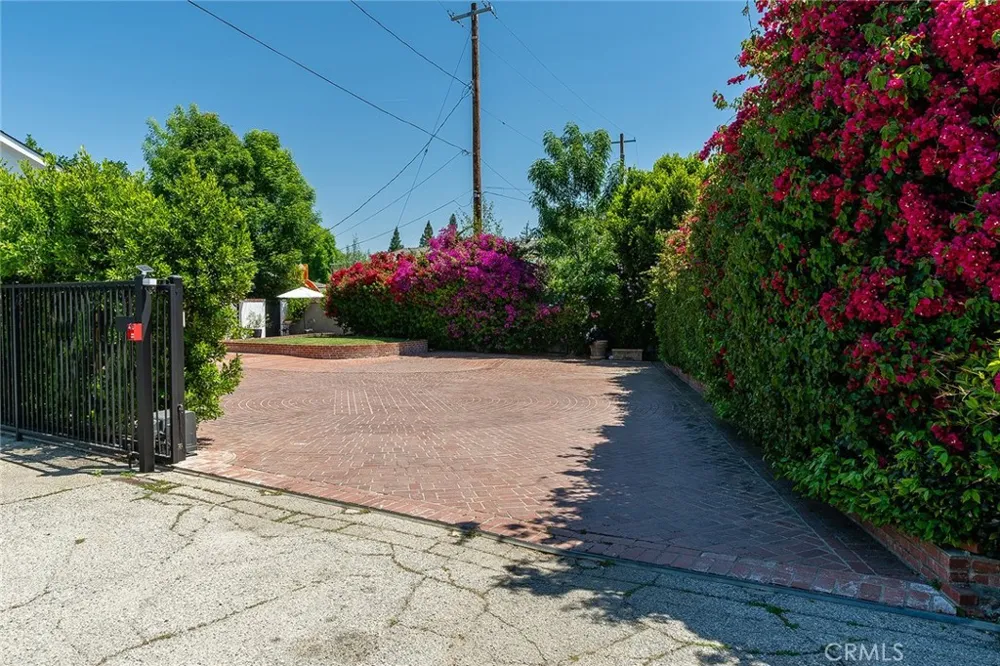 22955 Collins Woodland Hills, CA 91367