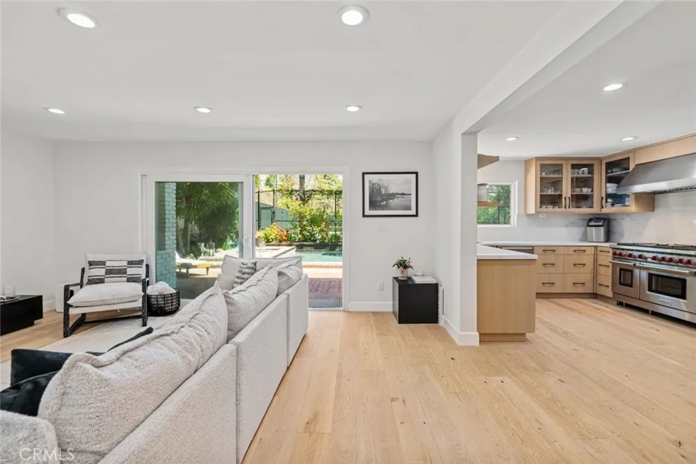 22955 Collins Woodland Hills, CA 91367