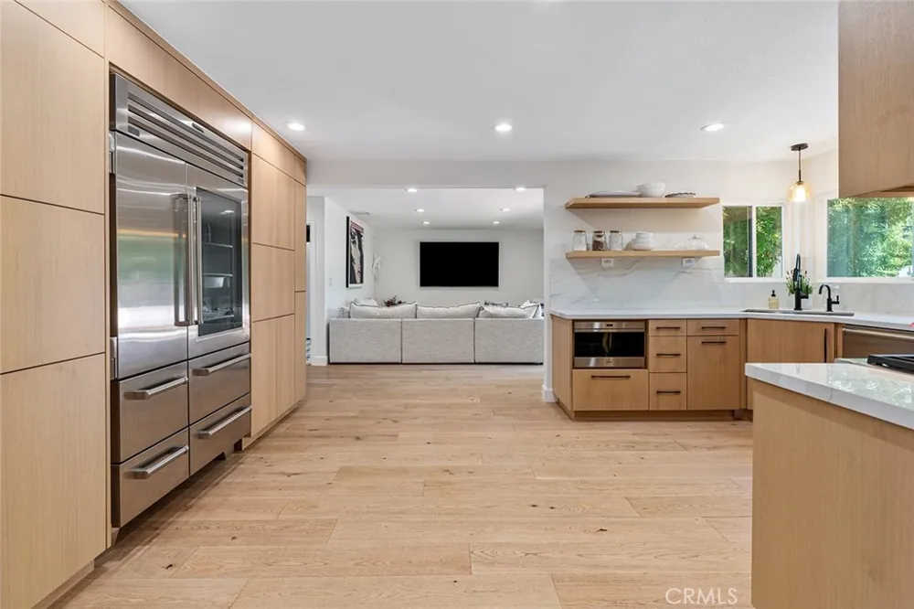 22955 Collins Woodland Hills, CA 91367