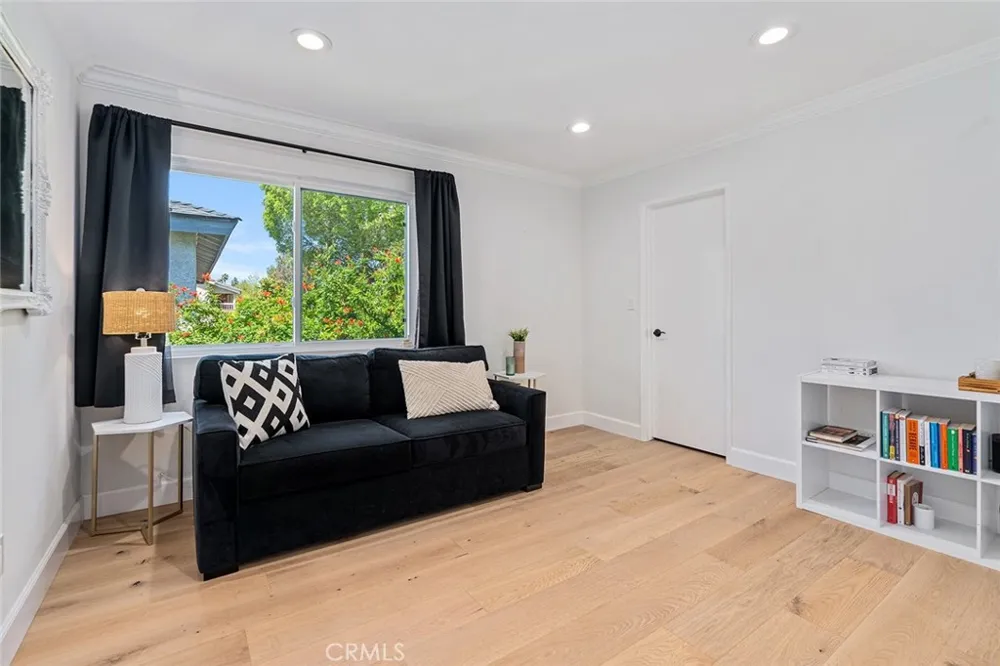 22955 Collins Woodland Hills, CA 91367