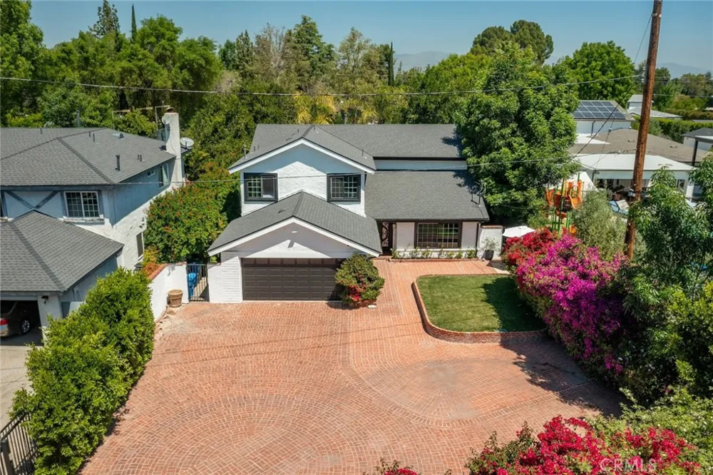 22955 Collins Woodland Hills, CA 91367