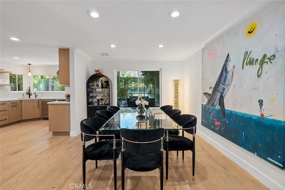 22955 Collins Woodland Hills, CA 91367