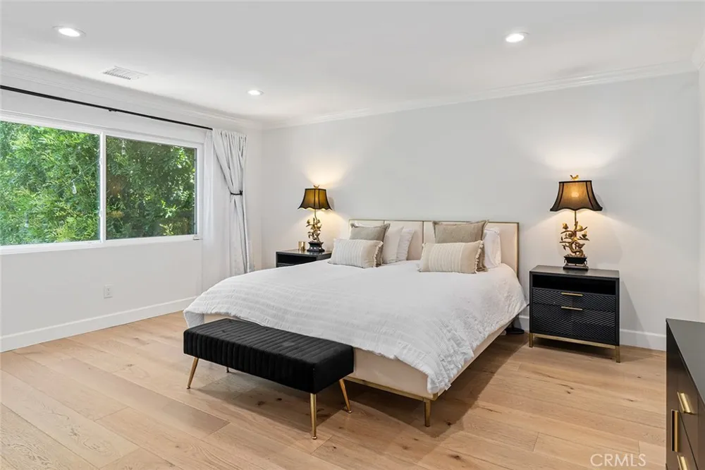 22955 Collins Woodland Hills, CA 91367