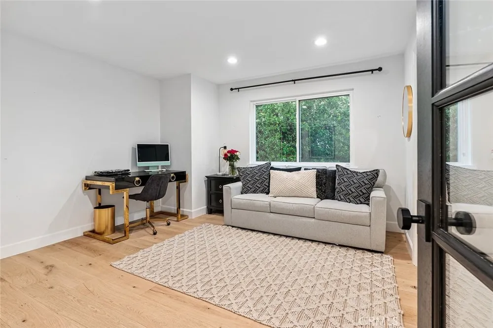 22955 Collins Woodland Hills, CA 91367