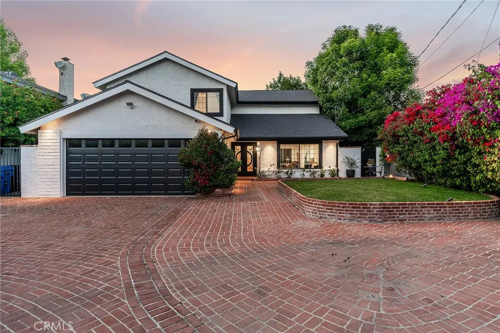 22955 Collins Woodland Hills, CA 91367