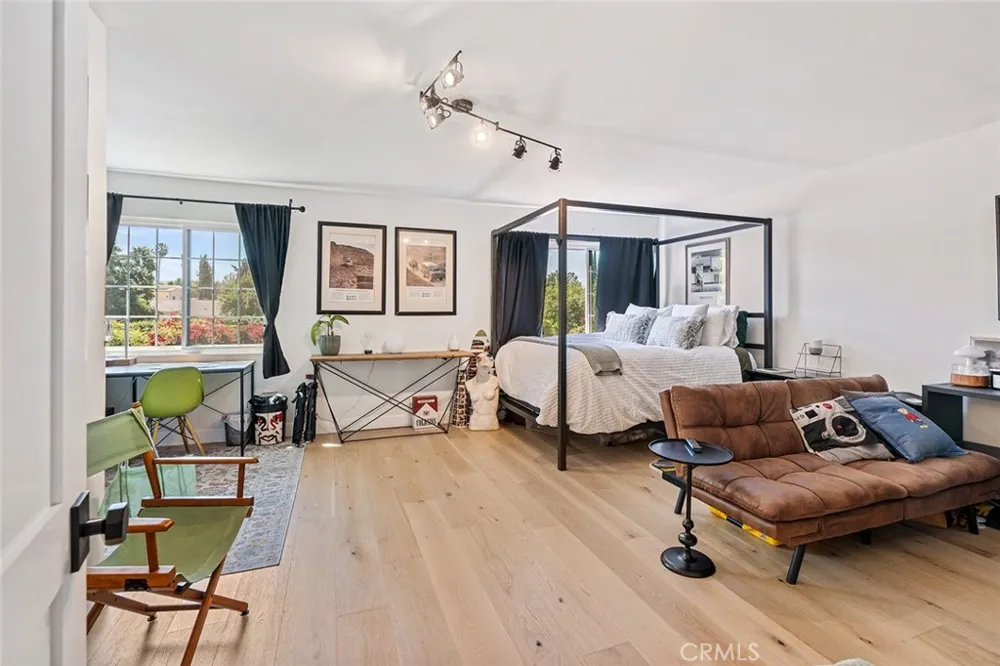 22955 Collins Woodland Hills, CA 91367
