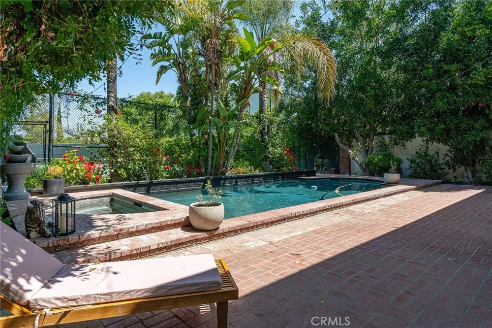 22955 Collins Woodland Hills, CA 91367