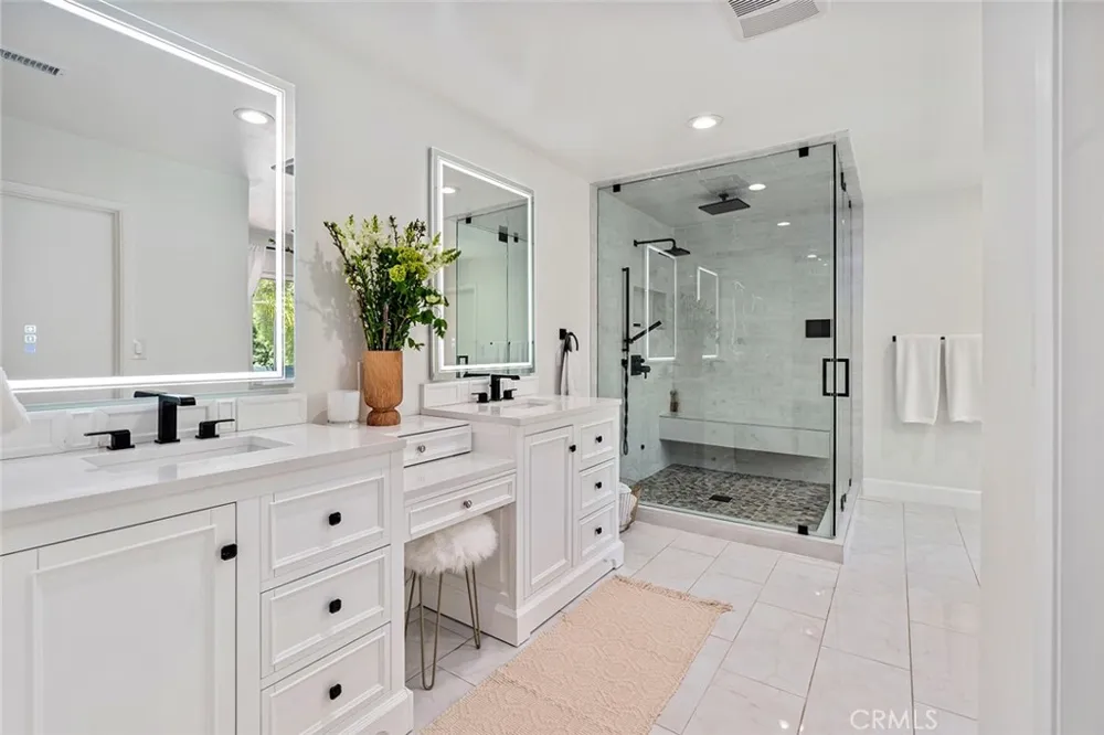 22955 Collins Woodland Hills, CA 91367