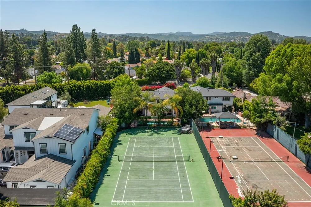 22955 Collins Woodland Hills, CA 91367