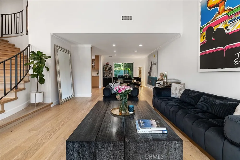22955 Collins Woodland Hills, CA 91367