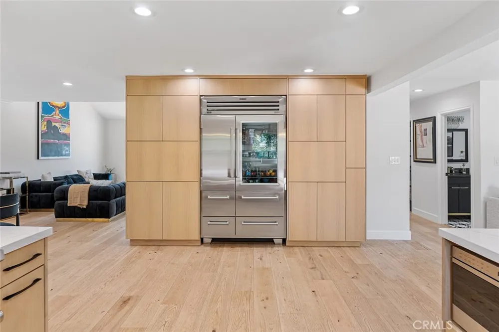 22955 Collins Woodland Hills, CA 91367