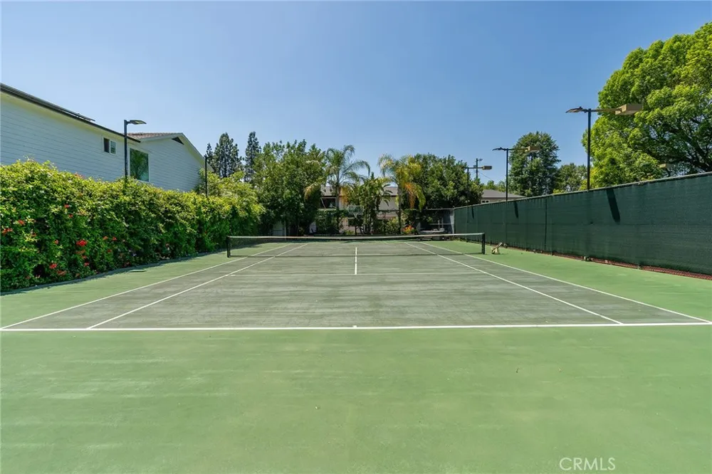 22955 Collins Woodland Hills, CA 91367