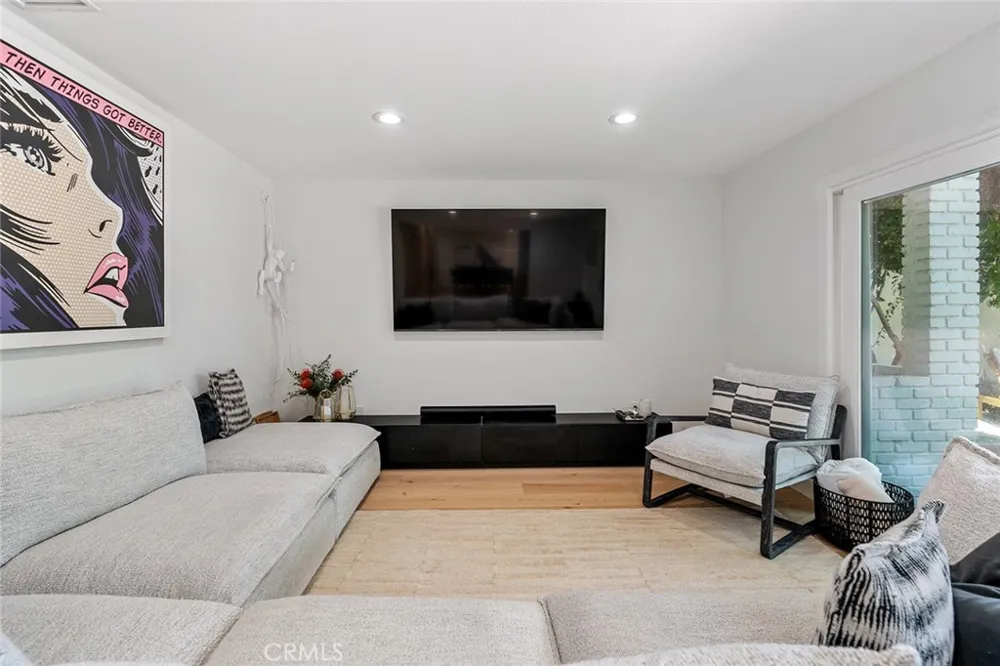 22955 Collins Woodland Hills, CA 91367