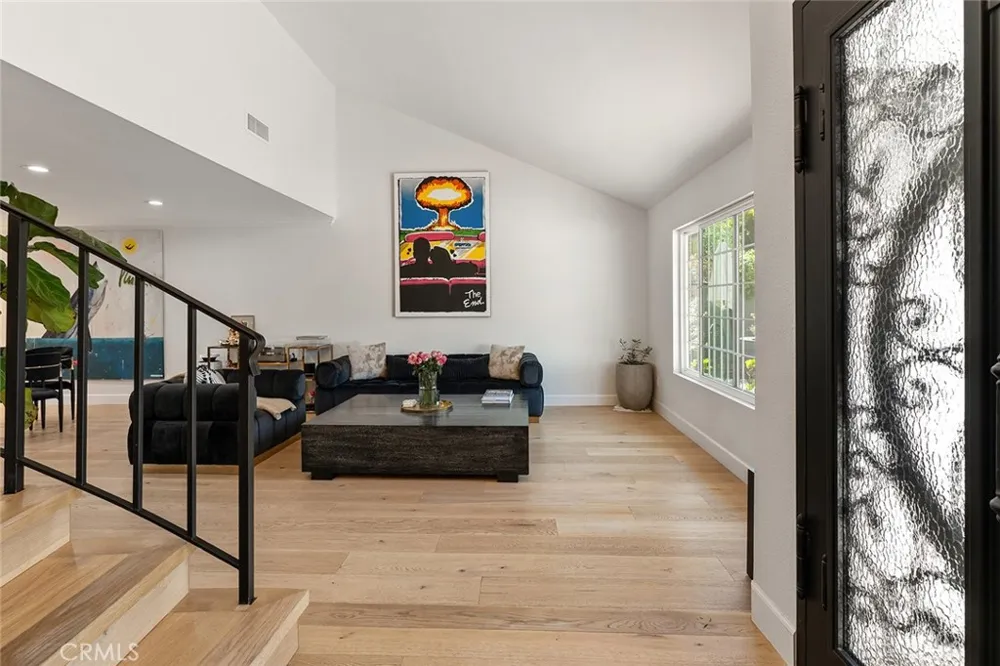 22955 Collins Woodland Hills, CA 91367