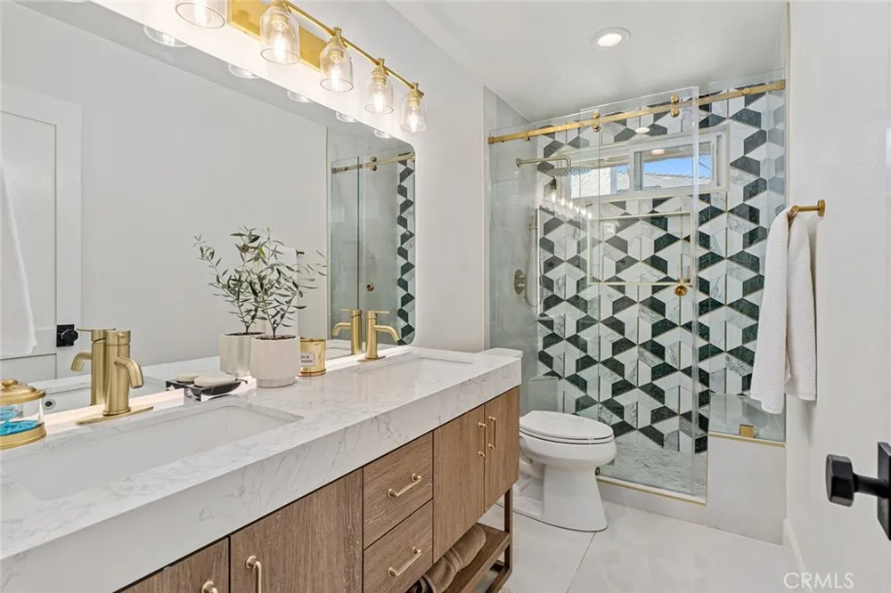 22955 Collins Woodland Hills, CA 91367