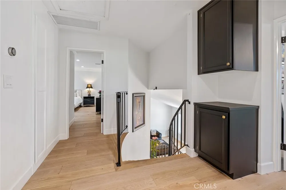 22955 Collins Woodland Hills, CA 91367