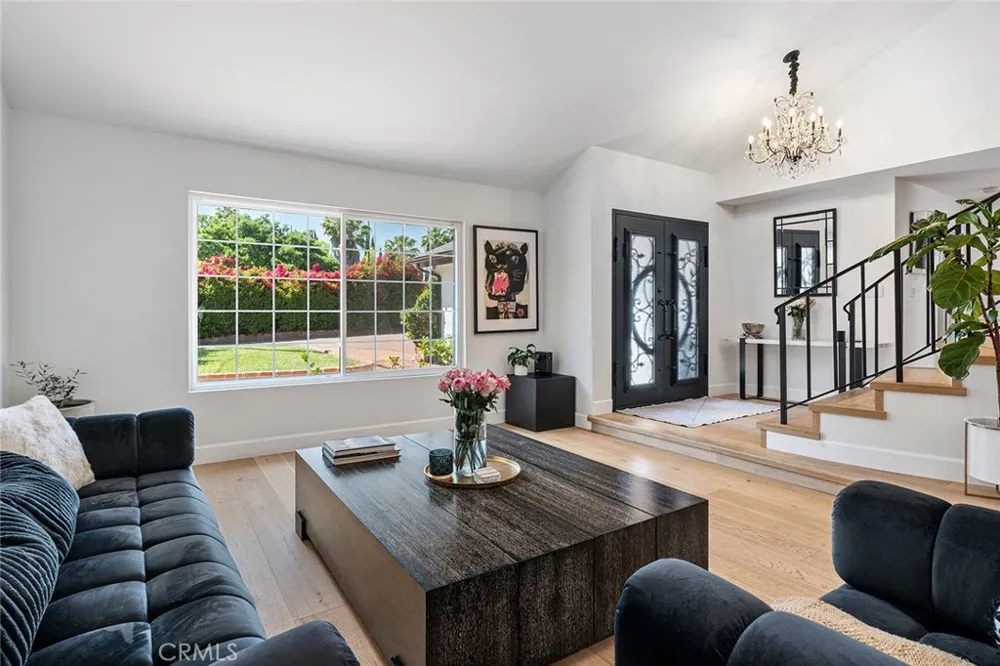 22955 Collins Woodland Hills, CA 91367