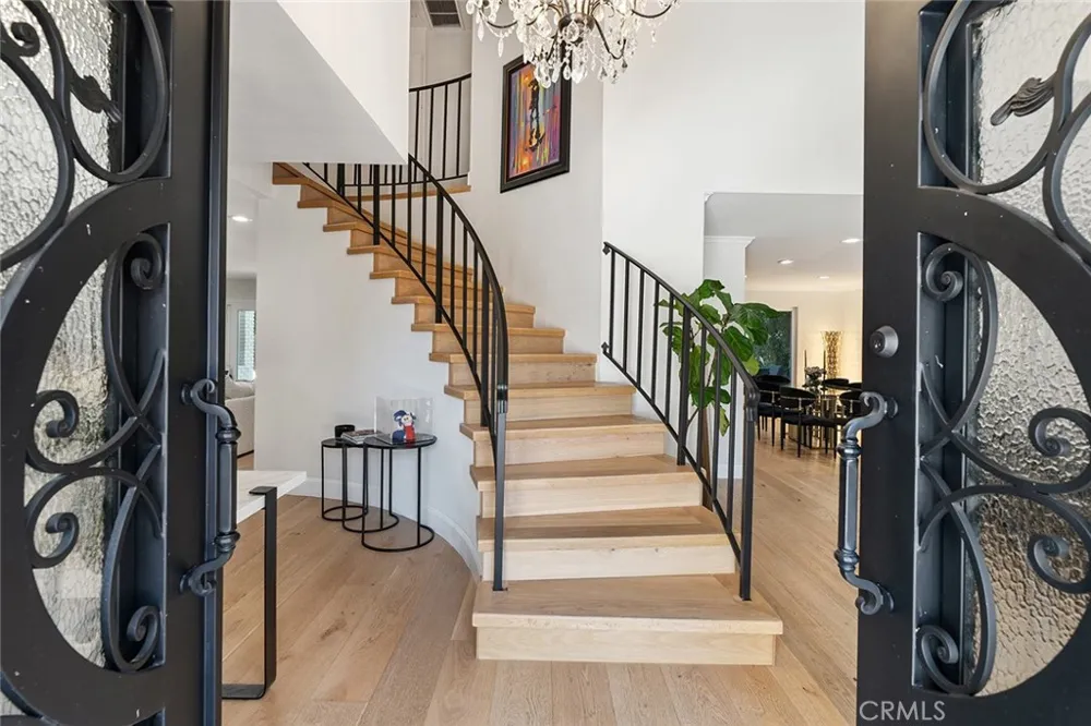 22955 Collins Woodland Hills, CA 91367