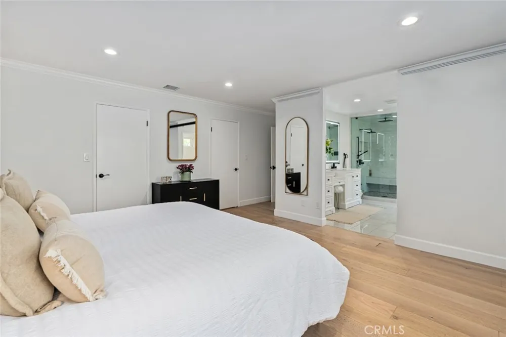 22955 Collins Woodland Hills, CA 91367