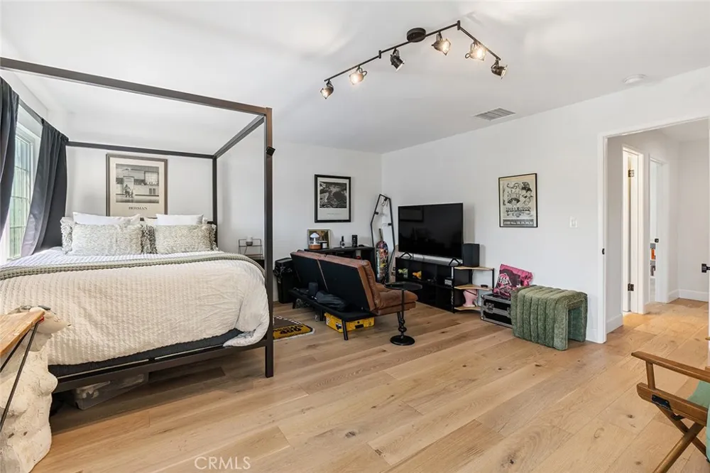 22955 Collins Woodland Hills, CA 91367