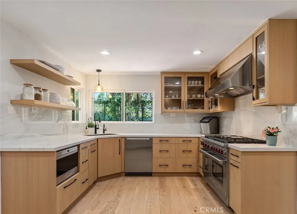 22955 Collins Woodland Hills, CA 91367