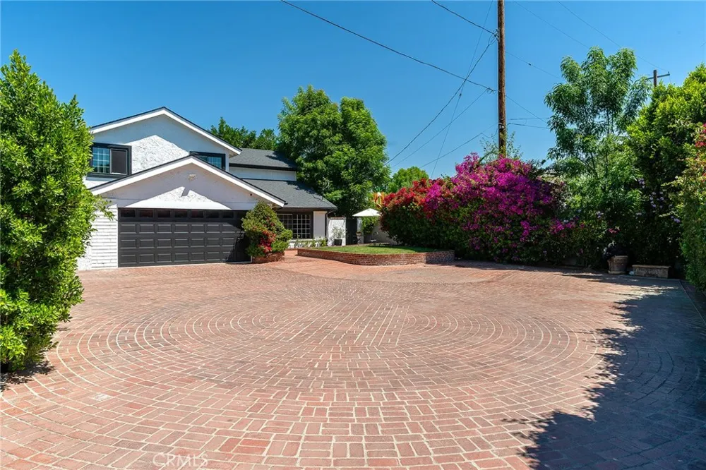 22955 Collins Woodland Hills, CA 91367