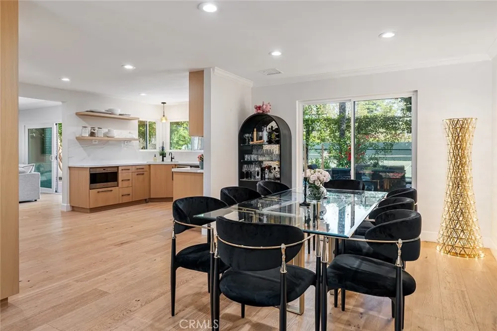22955 Collins Woodland Hills, CA 91367