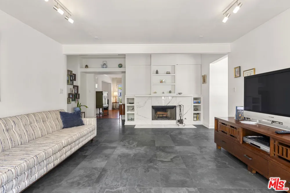 4718 Columbus Avenue Sherman Oaks, CA 91403