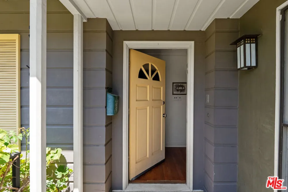 4718 Columbus Avenue Sherman Oaks, CA 91403
