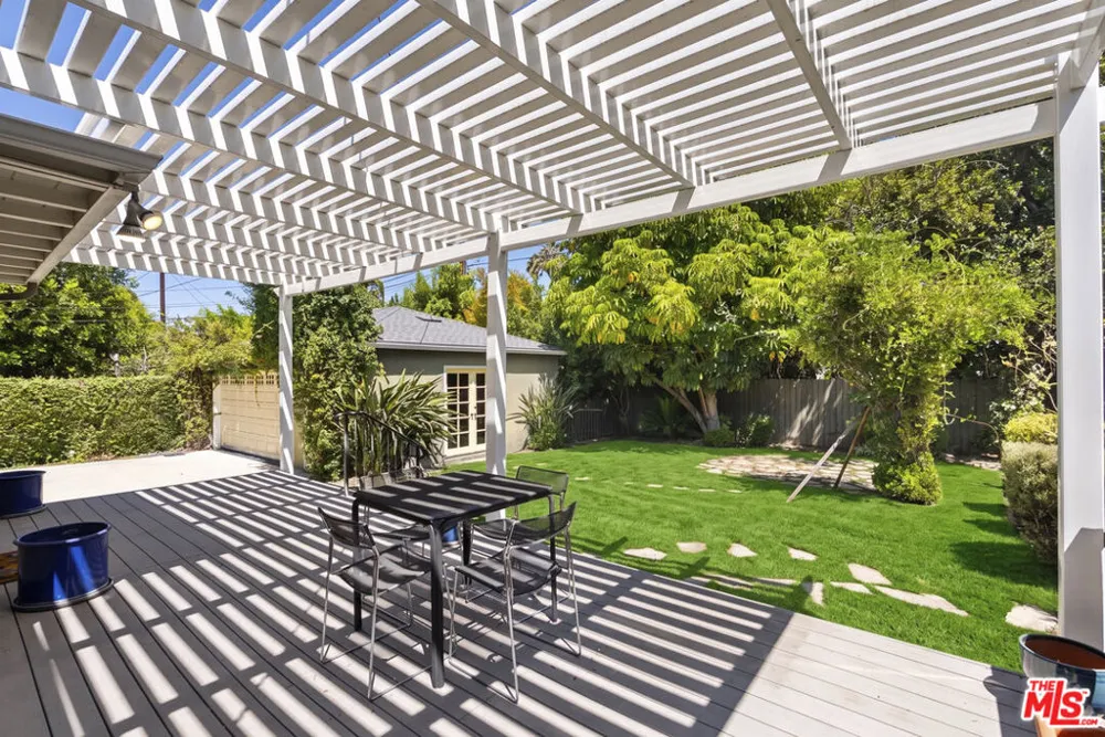4718 Columbus Avenue Sherman Oaks, CA 91403