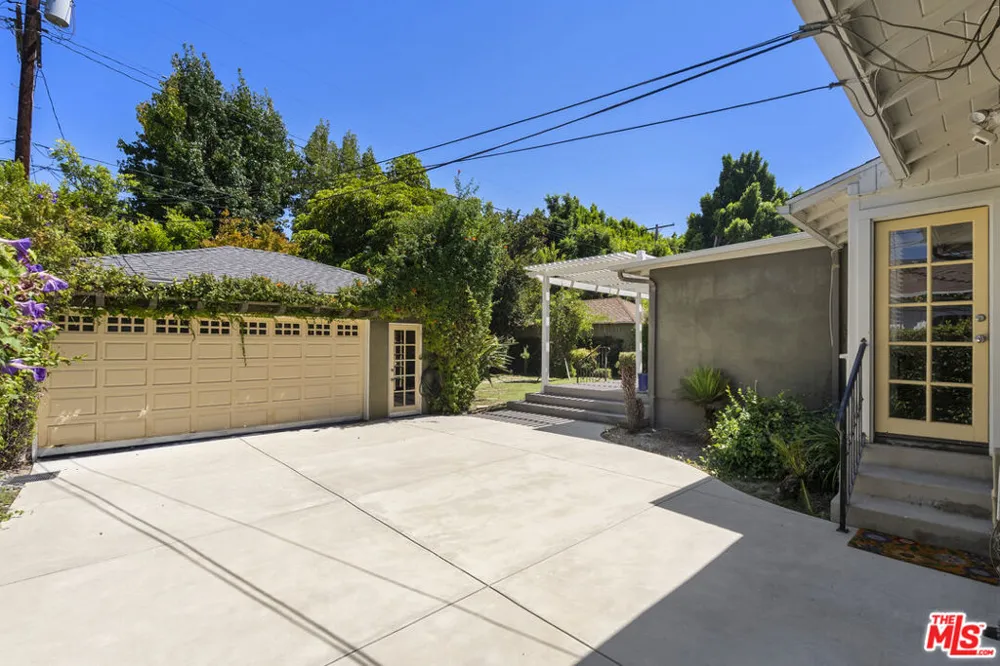 4718 Columbus Avenue Sherman Oaks, CA 91403