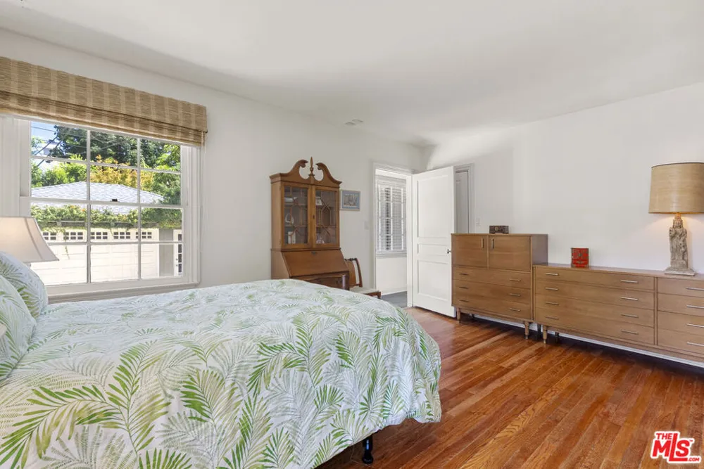 4718 Columbus Avenue Sherman Oaks, CA 91403