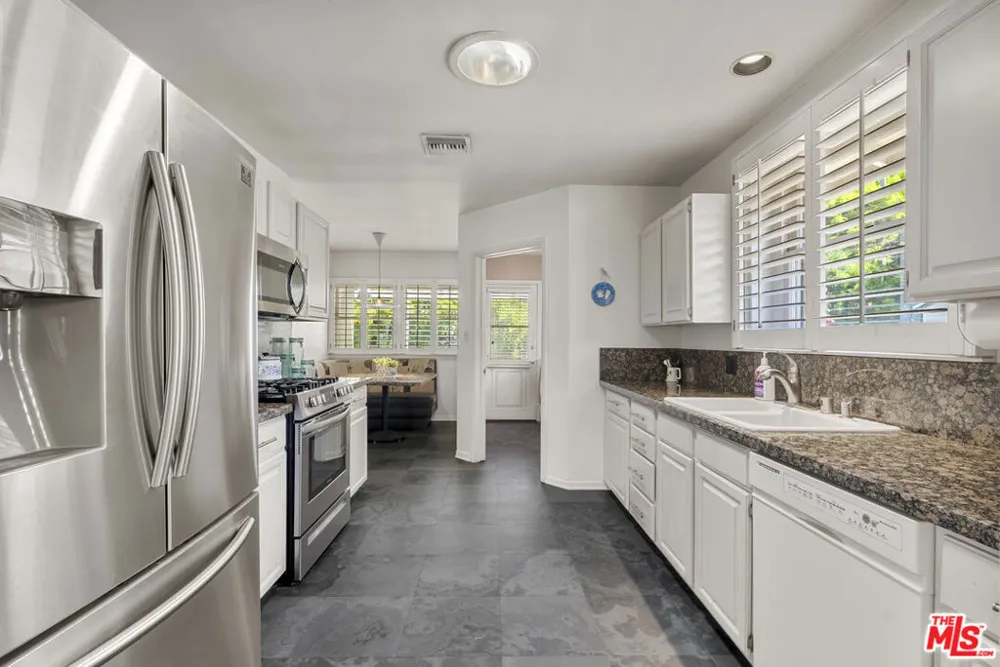 4718 Columbus Avenue Sherman Oaks, CA 91403