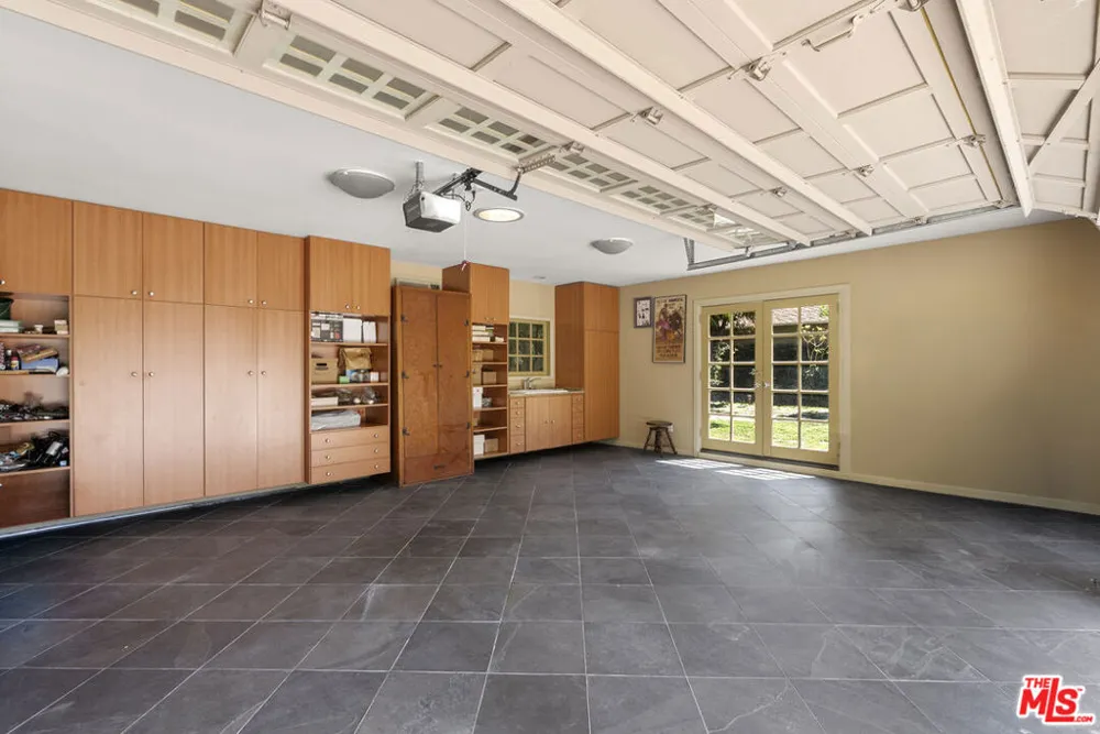 4718 Columbus Avenue Sherman Oaks, CA 91403